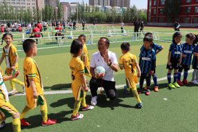 鄂尔多斯市东胜区上万名幼儿享受足球乐趣