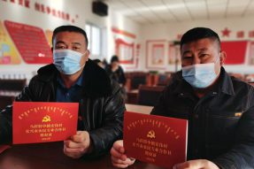 巴彦淖尔市乌拉特中旗：党支部办起合作社  农牧民摇身变“股东”