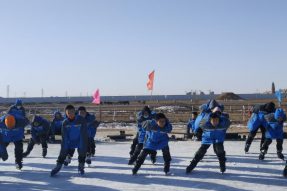 锡林浩特市让更多孩子享受冰雪运动乐趣