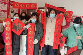 “草原书屋”点亮书香里的中国年