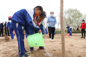 阿拉善右旗：全民义务植树忙 大漠戈壁添新绿