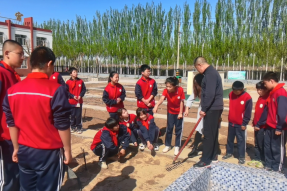 乌海市第十三中学：开辟“小菜园” 上好劳动实践课